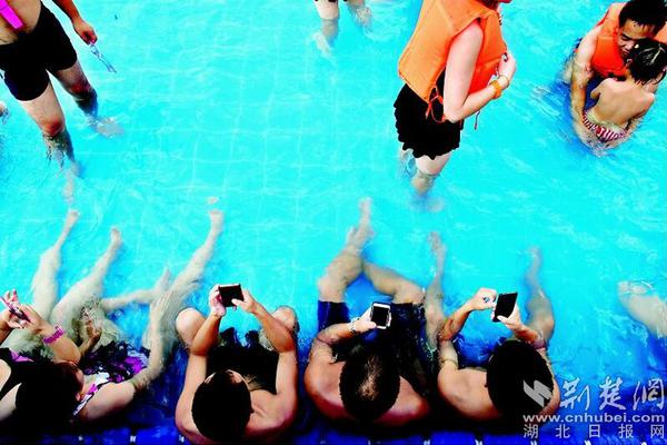 酒!店餐饮行业财务总监cfo观察：锦江酒店艾耕云54岁博士学历 薪酬为84万元为行业第二