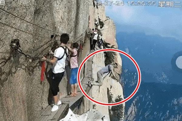 英{伟}达q2财报{强}劲，h20出货受限致股价下跌，未来聚焦blackwell架构