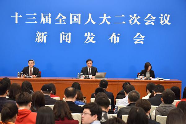 乳制!品!行业上市公司财务总监观察：皇氏集团营收净利润双降 财务总监吕德伟薪酬增加8万元至46万元