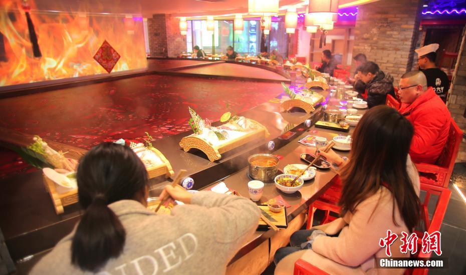 胜宏<科>技成交.额达100亿元，现涨超4%