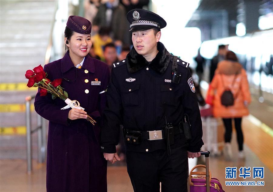 腾讯游戏!业务三季度创纪录，单季海外收入首破200亿元 “苹果税”博弈仍在深水区